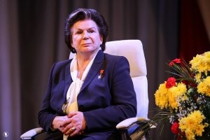 А Терешкова? 
Была членом КПСС, сейчас член Высшего совета партии «Единая Россия»! Про её инициативы только глухой не слышал! Но, что-то, нигде не указывала как её отмывали после возвращения на Землю!