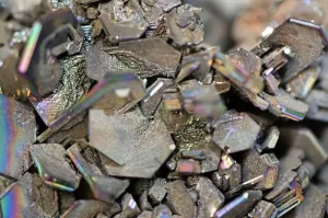 Кристалы муассанита не имеют цвета.(с)
Эээ... Я думал, что "не имеющий цвета" выглядит как на первом фото, а не как на втором...