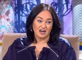 Водитель грузовика - см картинку. Мало того, что спровоцировал ДТП, так ещё с наглой рожей уехал...  (А водителю кроссовера нужно было до упора ехать и тормозить В СВОЕЙ ПОЛОСЕ - до талого. (На самом деле это очень трудно сделать чисто психологически, руки сами крутят руль в сторону - проверено на себе...))