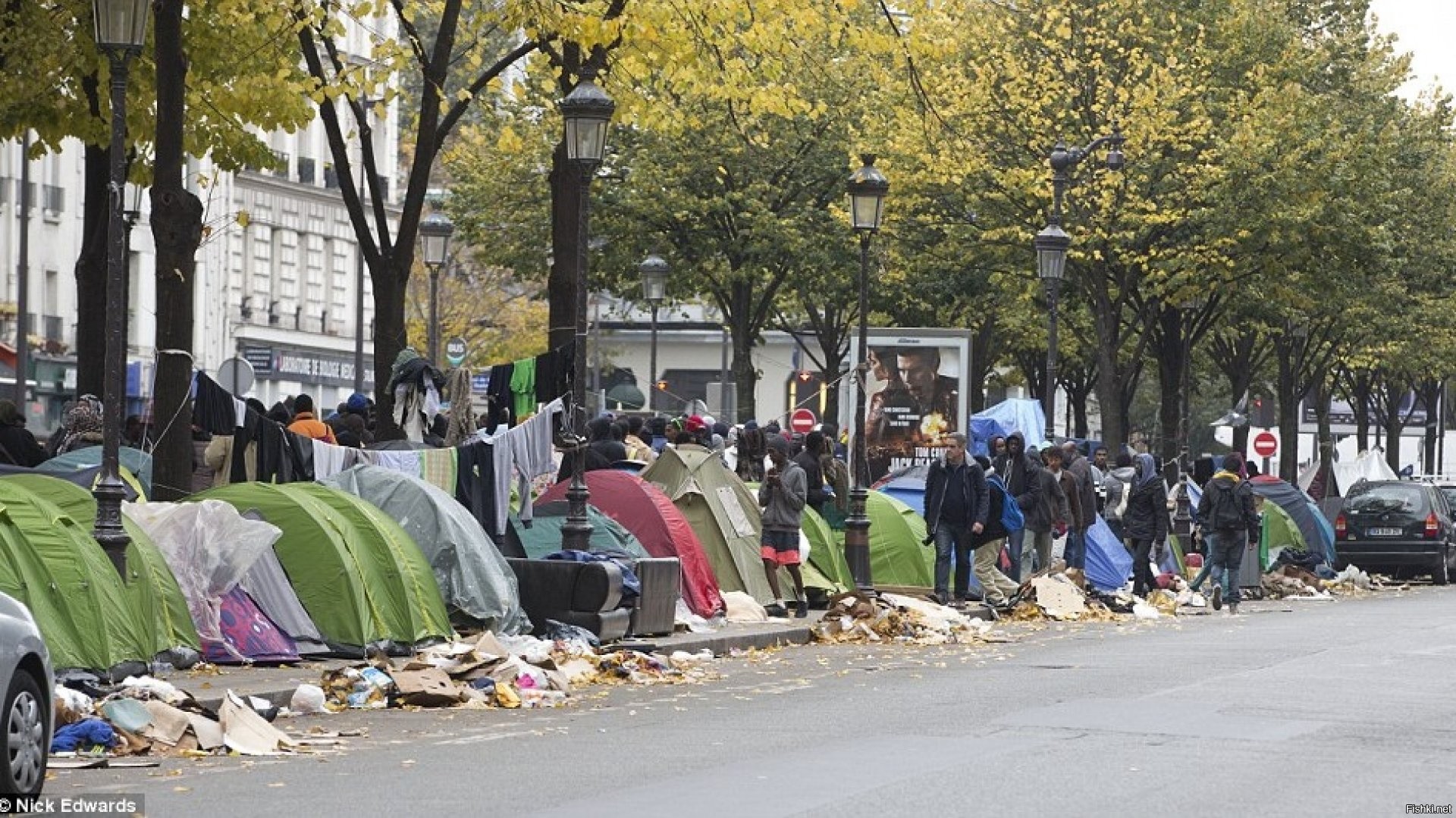 Бомжи в париже. Помойки на улице Парижа. Мигранты на улицах Парижа. Грязь на улицах Парижа.