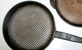 Еще при СССР, в то время, когда про чипсы вообще мало кто знал, я один раз грел картофельное пюре, вот на такой старой сковороде, как на картинке. Ну и передержал. 
Сгреб пюре в тарелку, а на дне образовался тонкий картофельный чипс, который мне удалось целиком снять с помощью тонкого ножа. Мне он так понравился, что я еще много раз потом готовил подобное, размазывая пюре по дну сковородки. Так что, изобретателей чипсов на 1 больше по факту)