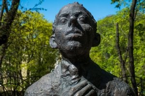 В Пермском крае установили памятник лыжнику, которого сразу окрестили мужем Алёнки из Нововоронежа