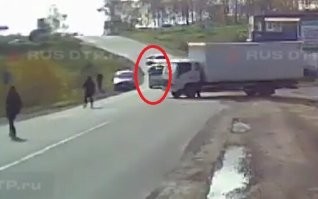 Этот дебил походу ещё одного подрезал!