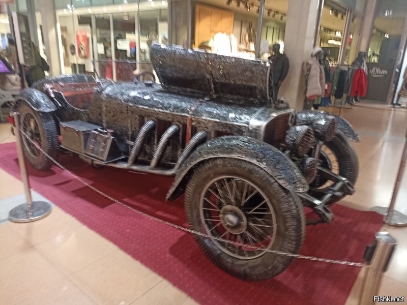 Вот, для сравнения, тоже работы по металлу. Не шедевры, но на них и не претендуют. Выставка-продажа в торговом центре.