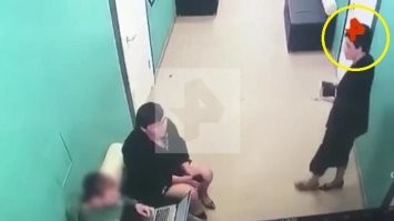 Сначала подумал - хера у нее модный бант на башке! )))