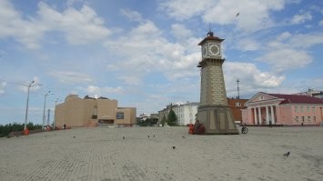 Статья конечно так себе. Дудинка - это еще и база Роснефти на Таймыре, отсюда отправляются вахтовики по всему полуострову.