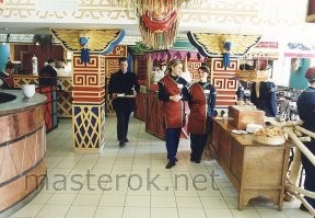На фото "Елки-палки по...."! Единственный в своем роде ресторанчик...Отличался от обычных "Елки палки", тем что был заточен под монгольскую кухню и оформлен был внутри соответчтвенно! Вместе с традиционным меню, можно было лимитированно, в один подход наброать в тарелку сырых ингридиентов-мясо, птицу, рыбу,овощи И.Т.Д. и на специальной жаровне(очаг-гриль), повар все это хозяйство обжаривал на оливковом масле!