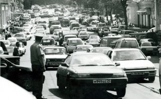 Владик 90-е годы. Уже не СССР. Номера на машинах уже российские.