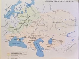 Сарай-Бату
Название города, являвшегося столицей Золотой Орды. Сарай - означает дворец. А Бату - принадлежность к хану Бату (Батый), потомку Чингисхана.

Город был основан около 1250 года на берегу реки Ахтубы (ныне - Астраханская область). Довольно скоро стал столицей Золотой Орды, был крупным многонациональным центром, насчитывающим 75 тысяч человек разных наций и вероисповеданий.
Город был богатейшим и очень удобным для жизни - городской водопровод, канализация, множество общественных бань, церкви у каждой конфессии. Жили богато и довольно комфортно. В город приезжали и останавливались купцы, ведь рядом проходили важные торговые пути.

Принято считать, что остатки Сарай-Бату находятся в поселке Селитренное Астраханской области. Но, если верить публичным данным, то на раскопках там найдены только остатки 14-15 веков. То есть остатки Нового Сарая (город "переносили" в 14 веке), а первоначальный город был в другом месте, возможно, в Красном Яре.
В 15 веке город пришел в упадок, а потом и все земли Золотой Орды были ослаблены междоусобицами и разбиты неприятелями.

в 1710 году по указу Петра I здесь начали добывать селитру, из которой делали порох. Отсюда и новое название - Селитренное.

Раскопки в Селитренном городище ведутся с середины прошлого века.

Современный Сарай-Бату, который может увидеть любой желающий (и который вы видите на всех фото - это новодел нашего времени. Кто-то деликатно называет его "репликой" или "реконструкцией", но по сути это киношные декорации, которые были построены для съемок фильма "Орда".