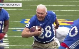 89-летний ветеран Второй мировой войны забил гол в футбольном матче выпускников.