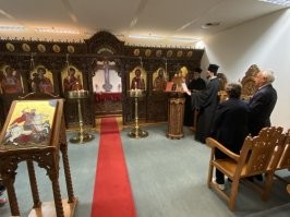 А что вы возмущаетесь , в всех аэропортах мира это есть , у нас допустим это находиться в зоне прилета но не отлета , там один этаж на лифте или по лестнице . Посмотрите это я только 3 религии собрал и у них есть комнаты , иногда там есть и священники и мулы и тд .