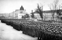 По поводу Волжской военной флотилии

Ноябрь 1941 года.
На правом фланге - под Москву отправляется сформированная в городе Горьком стрелковая дивизия.
На левом фланге - бушлаты и бескозырки. 
Правые с "парада" шли на Черниговскую. Старый ЖД вокзал. Для посадки на эшелоны. 
Бушлаты шли по Зеленскому съезду к катерам на Волге.