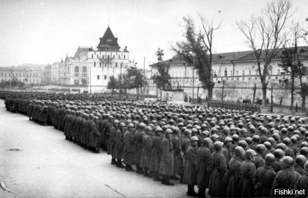 По поводу Волжской военной флотилии

Ноябрь 1941 года.
На правом фланге - под Москву отправляется сформированная в городе Горьком стрелковая дивизия.
На левом фланге - бушлаты и бескозырки. 
Правые с "парада" шли на Черниговскую. Старый ЖД вокзал. Для посадки на эшелоны. 
Бушлаты шли по Зеленскому съезду к катерам на Волге.