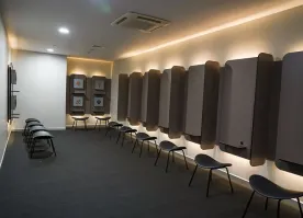 За Иран и СА не скажу, а в аэропорту Стамбула так очень даже есть. Мечеть для мусульман и "универсальные" молельные комнаты для последователей других религий.