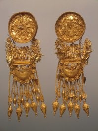 В Эрмитаже видела ещё более миниатюрную работу и там тоже была фигура со всеми изумительными деталями. Совершенство мастерства и восторг.
 Скифскре золото и древнее мастерство великолепно. Но древнегреческие работы из крымского клада просто поразительны. Размер серёжек меньше пяти сантиметров и для того чтобы рассмотреть детали там есть увеличительное стекло.