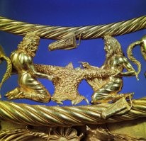 В Эрмитаже видела ещё более миниатюрную работу и там тоже была фигура со всеми изумительными деталями. Совершенство мастерства и восторг.
 Скифскре золото и древнее мастерство великолепно. Но древнегреческие работы из крымского клада просто поразительны. Размер серёжек меньше пяти сантиметров и для того чтобы рассмотреть детали там есть увеличительное стекло.