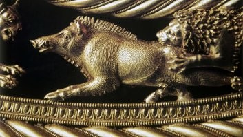 В Эрмитаже видела ещё более миниатюрную работу и там тоже была фигура со всеми изумительными деталями. Совершенство мастерства и восторг.
 Скифскре золото и древнее мастерство великолепно. Но древнегреческие работы из крымского клада просто поразительны. Размер серёжек меньше пяти сантиметров и для того чтобы рассмотреть детали там есть увеличительное стекло.