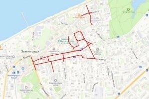 Дорожки в парке.. Эк вы хватили. У нас целые улицы плиткой замостили. Причём это типа выигранный проект по созданию пешеходной зоны под названием "Янтарное ожерелье". Но суть в том что там сотни домов и разных магазинов, учреждений. К ним тысячами будут идти машины и не только легковые. Одна мусорная машина более 15 тонн весит. Та что чистит снег, поливает и прочие коммунальные ещё тяжелее. Что будет с тротуарной плиткой и предполагать смешно. Однако делают и часть уже принята. Все жители, особенно старожилы и жильцы тех домов в возмущении. Им ещё и парковочные места отобрали. Но разве администрацию это волнует? даже наоборот. Они аж ладошками ног аплодируют плитке. Ведь если продавленную менять раз в пять, шесть месяцев то озолотиться можно! Это ж не немецкая брусчатка, что десятилетиями стояла. На ней бабла не нарисуешь.