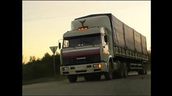 «Скоро нас на пенсию отправят»: российский дальнобойщик встретился с беспилотным грузовиком и озадачился