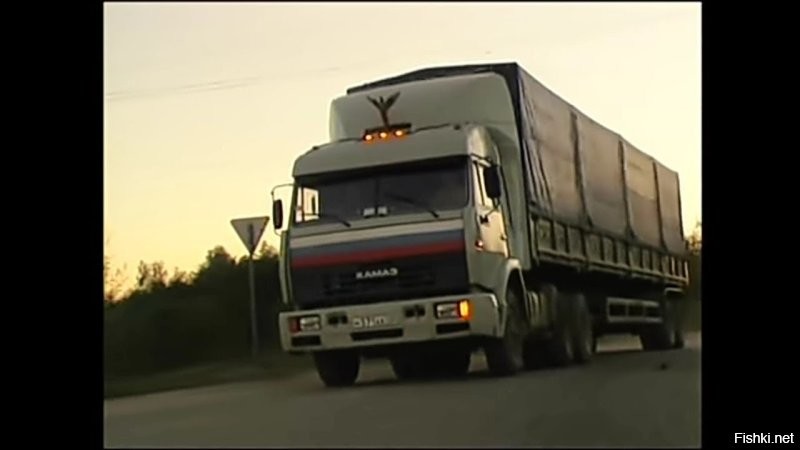 «Скоро нас на пенсию отправят»: российский дальнобойщик встретился с беспилотным грузовиком и озадачился