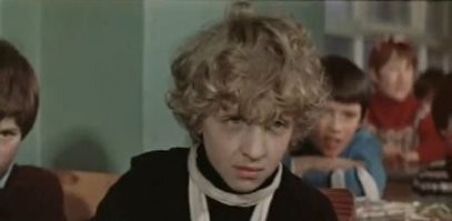 Что то вспомнилось. Ералаш "Сорок чертей и одна зелёная муха". Парень очень похож.