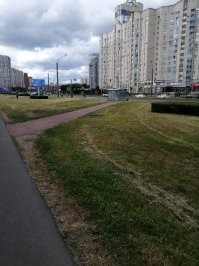 С остановки люди протаптали тропу к строительному магазину, ее постоянно перекапывали, но сдались и узаконили)