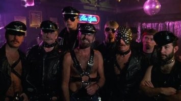 Австралийские пожарные снова разделись для благотворительного календаря