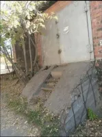 Ну тут как раз ничего удивительного. Это гараж для посиделок с мужиками под пивко! ))