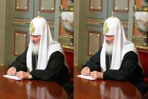 Часики у гундяева в покрытии стола отражаются, а на руках их нет)))