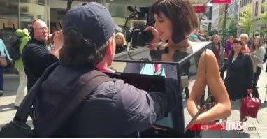 Было уже такое в 2016 в Европе. Мило Муара с зеркальным ящиком по улицам ходила