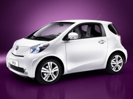 Toyota iQ   это городской автомобиль класса «микро-премиум». Серийная версия городского миникара дебютировала на международном автосалоне в Женеве в 2008 году. При презентации акцент был сделан на уникальном дизайне и инженерно-технических инновациях, позволивших в столь малогабаритном авто сделать удобный, комфортабельный салон