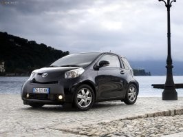 Toyota iQ   это городской автомобиль класса «микро-премиум». Серийная версия городского миникара дебютировала на международном автосалоне в Женеве в 2008 году. При презентации акцент был сделан на уникальном дизайне и инженерно-технических инновациях, позволивших в столь малогабаритном авто сделать удобный, комфортабельный салон