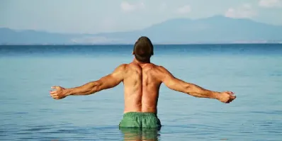 Видишь человек зашел в воду и всё мнётся - плыть не плыть, воду руками разводит - полюбому ссыт!!!