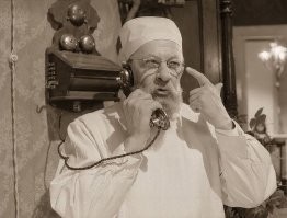 Немножко подправлю, до появления декадно-шагового искателя, был вариант, "Алё, барышня", когда с нужным абонентом связывала телефонистка.