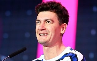 ... мне одному показалось, что он чёт дико похож на некого грустного брата ныне иногента Гудкова Саши?))