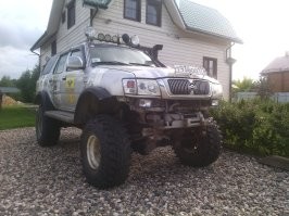 В меня, одна такая "зрячая", так впилилась. 
На глазах у обалдевшего гаишника. 
Стою на Т-образном перекрёстке, на "ножке". 
Она поворачивает и "алга". 

Мою машину она заметила только после удара. 

Маленькая, видать, машина, незаметная.