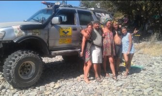 В меня, одна такая "зрячая", так впилилась. 
На глазах у обалдевшего гаишника. 
Стою на Т-образном перекрёстке, на "ножке". 
Она поворачивает и "алга". 

Мою машину она заметила только после удара. 

Маленькая, видать, машина, незаметная.