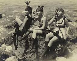 Просто бизнес. Рынку пофиг на политику. Всё это уже было тысячи раз - отмирают КОММЕРЧЕСКИЕ направления всяких извращений.