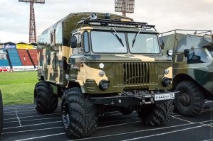 Давление на грунт решается установкой широких колёс, двигатели по мощности  фактически равнозначные.  У Варяга  - китайский Cummins 3,8 (115 кВт), у ГАЗ-66 - отечественный  ГАЗ-542 (110 кВт).. можно воткнуть    в любом гараже отечественный двигатель  ММЗ Д-245 (120 кВт).
Стоимость Варяга на импортных комплектующих - от 6,8 млн RUB
Стоимость ГАЗ-66 - уже и не узнать. Не делают с 1995 года.

Но, есть приемник - ГАЗ-3308 "Садко" отечественный ЯМЗ-53442 
  148 Л.С. (На сайте цен нету, у перекупов в автохаусах от 5,4-6,7 млн RUB)
Не вижу прям никакого прямой выгоды, кроме того что мы будем разменивать собственное производство агрегатов (двигателей итд) на китайские..  Как показали последние события, для такой страны как РФ, надо чтоб все ключевые производственные компоненты для техники были - своими.
Я не говорю что Варяг плохой или вроде того.. я просто преимуществ не вижу. К тому же, тех же Шишиг наклепали при Союзе - вагон и тележку, бери, реставрируй, модернизируй и продавай.. выйдет раза в два дешевле.  Хотелось бы чтоб страна использовала свои ресурсы и возможности, а не выводила деньги за рубеж, финансируя чужие разработки двигателей и трансмиссий.

Честно говоря, данный пост, очень похож на плохо прикрытую рекламу.  Сложно сказать.. технических данных мало, как в статье, так и на сайте производителя, в интернете только восторженные проплаченные посты как под копирку.  Нужен полный обзор что там и как.. а на первый взгляд - преимуществ даже перед Шишигой нету, тока картинка красивая и название "отечественный" на китайском импорте.