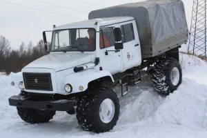 Давление на грунт решается установкой широких колёс, двигатели по мощности  фактически равнозначные.  У Варяга  - китайский Cummins 3,8 (115 кВт), у ГАЗ-66 - отечественный  ГАЗ-542 (110 кВт).. можно воткнуть    в любом гараже отечественный двигатель  ММЗ Д-245 (120 кВт).
Стоимость Варяга на импортных комплектующих - от 6,8 млн RUB
Стоимость ГАЗ-66 - уже и не узнать. Не делают с 1995 года.

Но, есть приемник - ГАЗ-3308 "Садко" отечественный ЯМЗ-53442 
  148 Л.С. (На сайте цен нету, у перекупов в автохаусах от 5,4-6,7 млн RUB)
Не вижу прям никакого прямой выгоды, кроме того что мы будем разменивать собственное производство агрегатов (двигателей итд) на китайские..  Как показали последние события, для такой страны как РФ, надо чтоб все ключевые производственные компоненты для техники были - своими.
Я не говорю что Варяг плохой или вроде того.. я просто преимуществ не вижу. К тому же, тех же Шишиг наклепали при Союзе - вагон и тележку, бери, реставрируй, модернизируй и продавай.. выйдет раза в два дешевле.  Хотелось бы чтоб страна использовала свои ресурсы и возможности, а не выводила деньги за рубеж, финансируя чужие разработки двигателей и трансмиссий.

Честно говоря, данный пост, очень похож на плохо прикрытую рекламу.  Сложно сказать.. технических данных мало, как в статье, так и на сайте производителя, в интернете только восторженные проплаченные посты как под копирку.  Нужен полный обзор что там и как.. а на первый взгляд - преимуществ даже перед Шишигой нету, тока картинка красивая и название "отечественный" на китайском импорте.