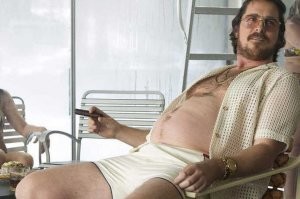 Да многие в шоке с его перевоплощений. После фильма "Машинист" он через пол года уже был на съемках Бэтмена с накачаным торсом. Потом он играл жирного в фильме "Афера по-американски". Это сильно впечатляет, если не сказать больше.