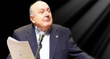 Мы ж баржа!.. Нас же несет!..
Чем я этот "стоп"?! Об какие берега?.. Уволю!.."
А младший ему: "Я, в общем, на вас!
На вашу баржу!..
На ваш канал!..
На всю вашу степь!..