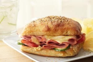 Пост явно передран с какого-то иностранного ресурса и не имеет практической ценности. 
1. Тунец, базилик, каперсы, твердый сыр-конечно они всегда есть у меня в холодильнике!
2. Делать горячие бутерброды на ломтях тостового хлеба-безвкусного, химически очищенного и вредного-удел американцев. Не буду даже говорить, что 9 из 10 горячих бутербродов, ты не успеешь доесть, хлеб размокнет и порвется.
3.Лучше всего для горячих бутеров подходят различные лепешки из тандыра,  тонкий лаваш, чиабатта, багет.  Как-раз потому, что широкая поверхность корочки не даст бутеру размокнуть.
4. Если ты фанат горячих бутербродов, то разжидись раз в жизни и купи себе бутербродницу.