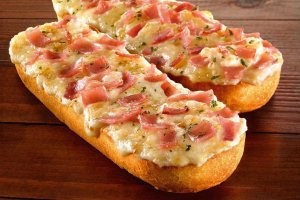 Пост явно передран с какого-то иностранного ресурса и не имеет практической ценности. 
1. Тунец, базилик, каперсы, твердый сыр-конечно они всегда есть у меня в холодильнике!
2. Делать горячие бутерброды на ломтях тостового хлеба-безвкусного, химически очищенного и вредного-удел американцев. Не буду даже говорить, что 9 из 10 горячих бутербродов, ты не успеешь доесть, хлеб размокнет и порвется.
3.Лучше всего для горячих бутеров подходят различные лепешки из тандыра,  тонкий лаваш, чиабатта, багет.  Как-раз потому, что широкая поверхность корочки не даст бутеру размокнуть.
4. Если ты фанат горячих бутербродов, то разжидись раз в жизни и купи себе бутербродницу.