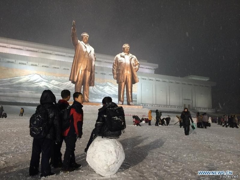 Удивлён, кому то не нравиться зима в Пхеньяне? Нормальное же событие, вот дети бабу лепят