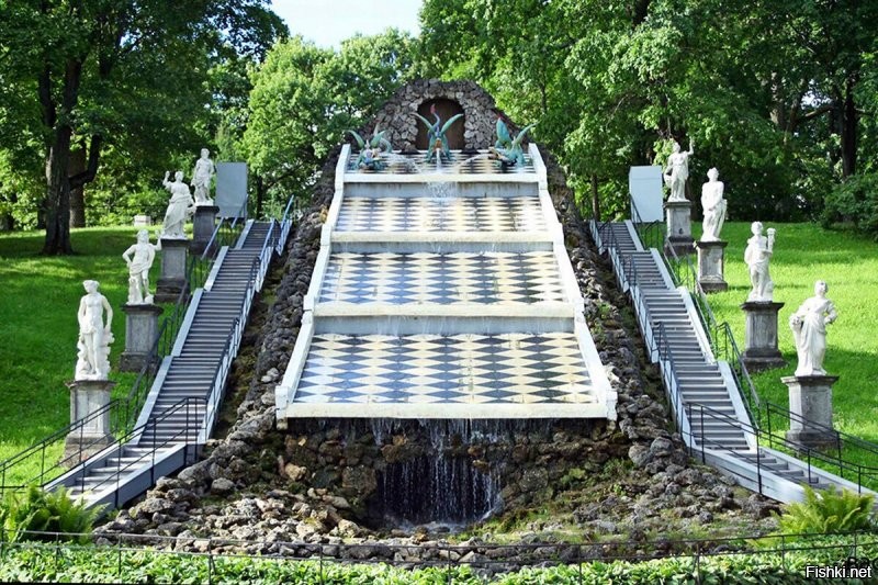 Если бы вы хоть чуточку поинтересовались вопросом прежде чем блевузгать, то знали бы что Петергоф не построили, а именно что ВОССТАНОВИЛИ. Кропотливо, на руинах уничтоженного, по крупицам из сохранившегося, откапывая спрятанные от нацистов предметы искусства и истории. Восстанавливали например обои из кусочка сохранившегося на станках того времени, дабы сохранить всю аутентичность. 
 Но конечно гораздо проще написать дурость, чтобы принизить подвиг не только тех хранителей, что рискуя жизнями прятали и берегли эту красоту, но и всех мастеров, историков, которые тщательным образом воссоздавали и реставрировали столь безжалостно уничтожавшееся.
 Петергоф вдвойне достоин особого положения и оценки. Он впервые был создан прекрасным и потом возрождён столь же великолепным руками наших людей.

 PS  Последнее фото- это кабинет Петра. Сохранился практически полностью, за исключением нескольких дубовых стенных панелей.