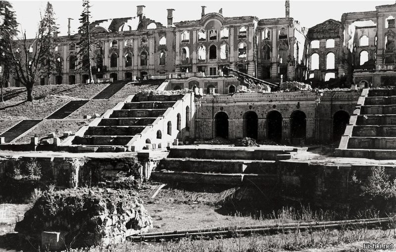 Если бы вы хоть чуточку поинтересовались вопросом прежде чем блевузгать, то знали бы что Петергоф не построили, а именно что ВОССТАНОВИЛИ. Кропотливо, на руинах уничтоженного, по крупицам из сохранившегося, откапывая спрятанные от нацистов предметы искусства и истории. Восстанавливали например обои из кусочка сохранившегося на станках того времени, дабы сохранить всю аутентичность. 
 Но конечно гораздо проще написать дурость, чтобы принизить подвиг не только тех хранителей, что рискуя жизнями прятали и берегли эту красоту, но и всех мастеров, историков, которые тщательным образом воссоздавали и реставрировали столь безжалостно уничтожавшееся.
 Петергоф вдвойне достоин особого положения и оценки. Он впервые был создан прекрасным и потом возрождён столь же великолепным руками наших людей.

 PS  Последнее фото- это кабинет Петра. Сохранился практически полностью, за исключением нескольких дубовых стенных панелей.