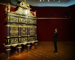 Антикварный комод князей Бадминтон, изготовленный в 1726 году во Флоренции из эбенового дерева, декорированный роскошными инкрустациями, украшенный скульптурами из дерева и бронзы