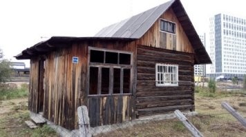 За двадцать лет, если ему это было надо, он мог десять раз оформить землю в собственность. Если он этого не сделал, значит ему это было не надо, либо были причины, по которым это сделать невозможно. Наличие регистрации не делает человека хозяином дома и хозяином земли под домом. Если человек не живет в доме, значит дом скорее всего нежилой, при отсутствии жильцов жилье очень быстро становится нежилым. Как должны были искать хозяина дома, если обычно поиск сводится к проверке человека по месту регистрации?