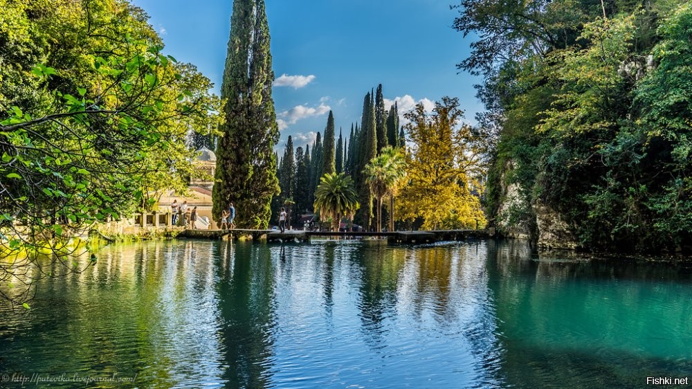 Вообще то  эта станция в Новом Афоне и помимо нее там много достопримечательностей. Ниже по течению речки  Псырцхая ГЭС где рядом старинный храм Симона Канонита, над тоннелем нависает Анакапийская крепость со святым источником и священной смоковницей. Выше по течению  речки,  если перейти пути и пройти по тропе то можно прийти к месту казни святого Симона Канонита и его жилище в пещере. Недалеко распложен Ново-Афонский Симоно-Кананитский монастырь , а чуть подальше одна из дач Сталина. Если подняться на гору рядом с монастырем то там можно найти старинный узкоколейный паровоз. В самом Новом-Афоне находится вход Новоафонскую пещеру ну и просто там приятно погулять под кипарисами и по парку. Это одно из немногих мест в Абхазии куда можно приехать на отдых и не разочароваться! Хотя кому как.